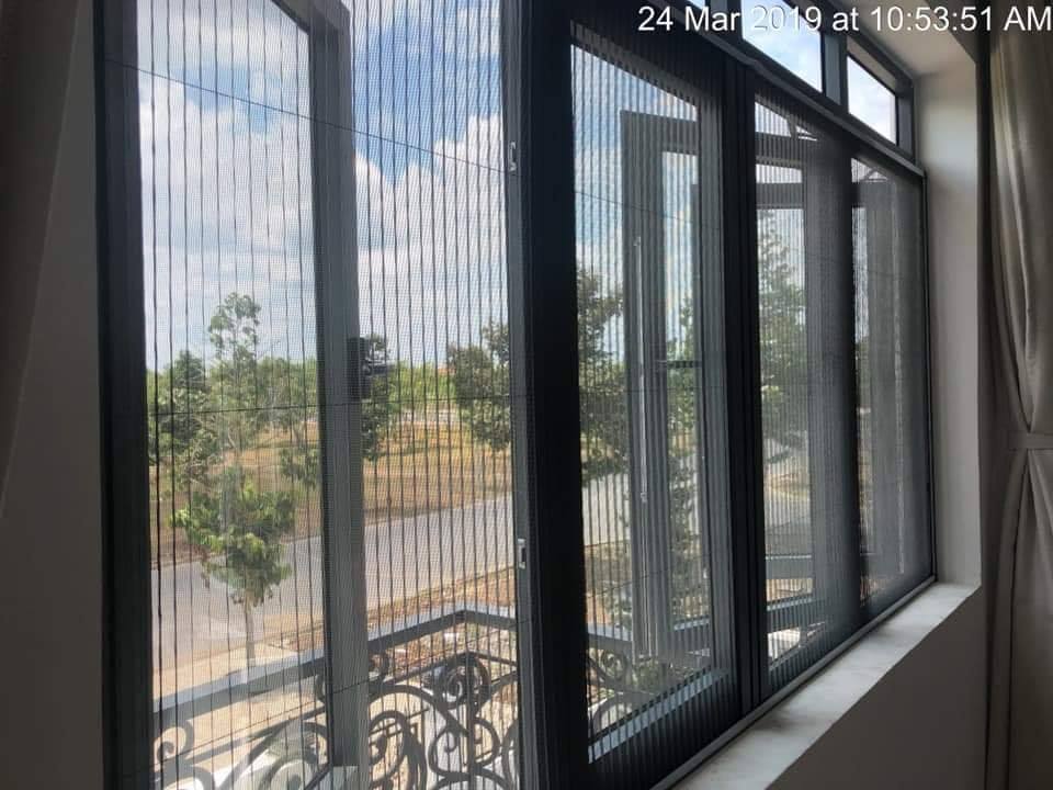 CỬA LƯỚI XẾP CÓ RAY